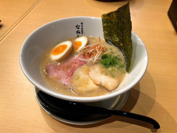 「博多非豚骨 なお人」の一番人気ラーメン「なお鶏白湯らぁ麺」