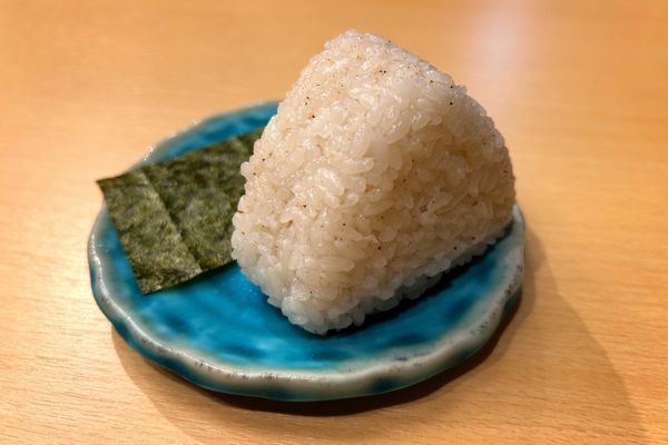 「博多非豚骨 なお人」のどぐろ出汁塩にぎり