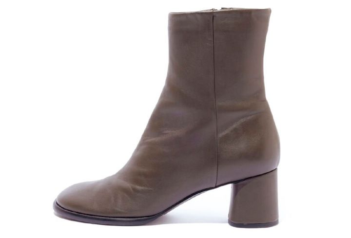 プレーンなラウンドトゥでパンツにもスカートにも合わせやすい。旬のブラウンで今年らしく。[H6]￥53,900（ファビオ ルスコーニ／エリオポール代官山）