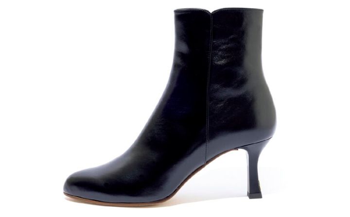 光沢のあるレザーがクール。すっきりしたボディと華奢なヒールが女らしさを印象づけてくれる。シンプルで使い勝手のよさも抜群。ショートブーツ[H6]￥31,900（ダイアナ／ダイアナ 銀座本店）