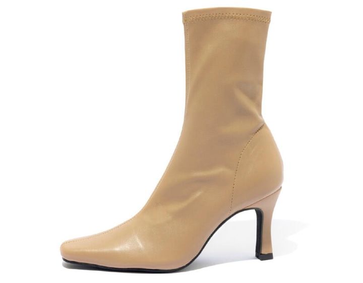 きれいな色とも相性がよく、着こなしに抜けを作ってくれるベージュ。ストレッチタイプでフィット感も上々。[H8.5]￥2,990（GRL）