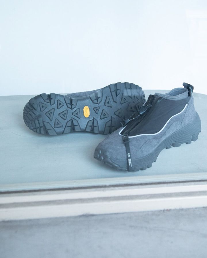 ZIPの開閉具合によりカジュアルにもきれいめなスタイリングにもフィット。