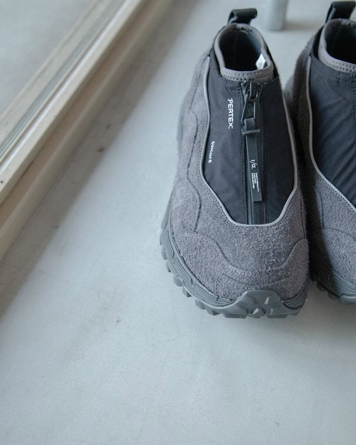 アッパーにはF/CE.の定番とも言えるPERTEX® SHIELD とスウェードを採用。雰囲気の違う異素材を組み合わせることで、見た目の重厚感よりも非常に軽い履き心地を実現している。