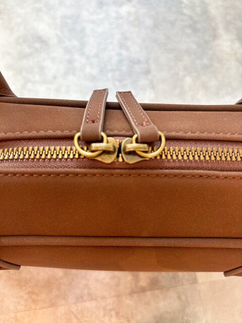 DARK BROWN ジップの色 ゴールド