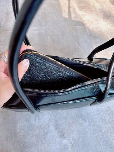 長財布も楽々入る大容量サイズ