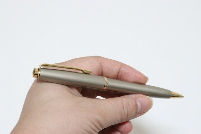 スタンダードプロダクツのプレミアムメタルボールペンは適度な重みがあって持ちやすい