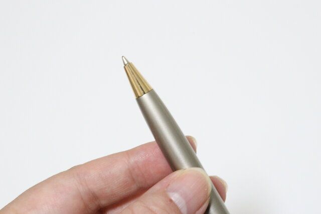 スタンダードプロダクツのプレミアムメタルボールペンは回転繰り出し式