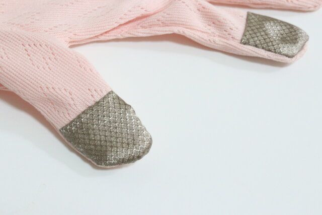 おうちケアグローブ（透かし柄、シアバター加工） 指先の素材