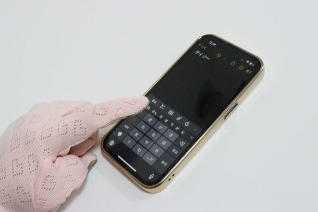 おうちケアグローブ（透かし柄、シアバター加工） スマホ操作