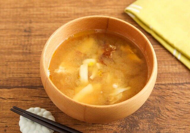 崩したまご焼きの味噌汁