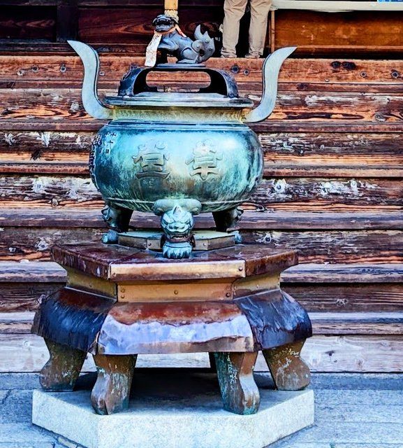 香炉に刻まれた「革堂」の文字