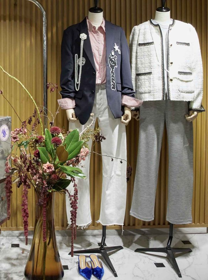 画像: （左）テーラードジャケット¥55,000、シャツ¥22,000、デニム¥41,800 （右）ツイードジャケット¥44,000、トップス ￥20,900、パンツ￥26,400