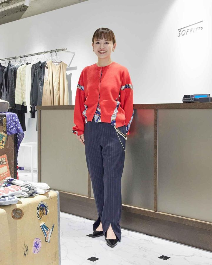 画像: カーディガン￥ 20,900、パンツ ¥27,500