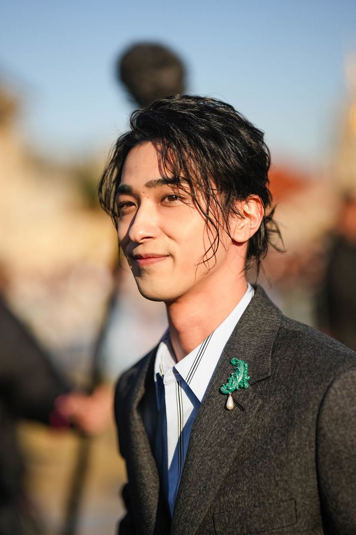 2024／2025年秋冬メンズコレクションにおいて、2024年1月19日、フランス・パリのディオール店外にて撮影された横浜竜星。