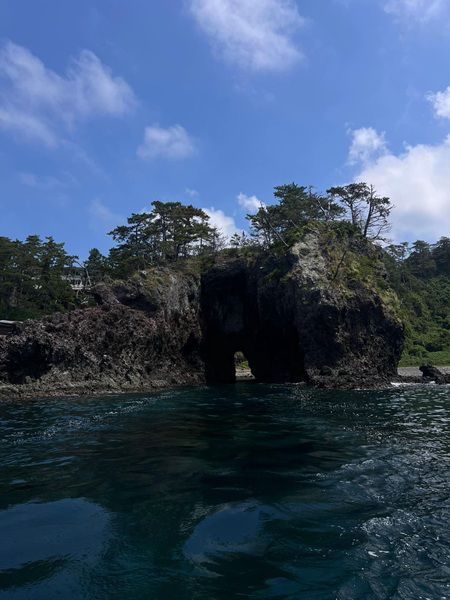 石川県にある「巌門（がんもん）」付近