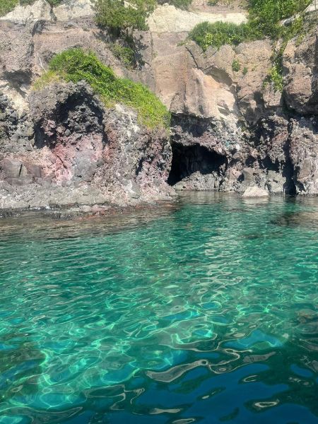 石川県にある「巌門（がんもん）」付近の海