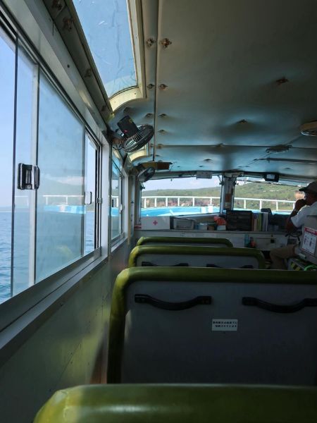 石川県にある「巌門（がんもん）」付近で体験できる『能登金剛遊覧船』の船内