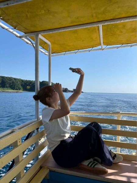 石川県にある「巌門（がんもん）」付近で体験できる『能登金剛遊覧船』の船内