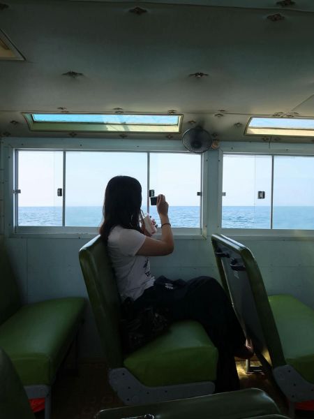 石川県にある「巌門（がんもん）」付近で体験できる『能登金剛遊覧船』の船内