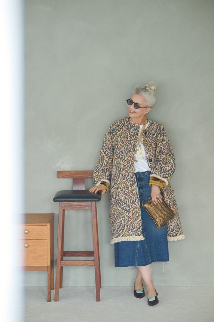 スカート¥9,900／リーバイス®（リーバイ・ストラウス ジャパン）、コート¥99,000／ハウス オブ ロータス、バッグ¥79,200／へリュー（ともにハウス オブ ロータス二子玉川店）、Tシャツ¥7,150／グッドロックスピード（エリオポール代官山）、サングラス¥72,600／アイヴァン 7285（アイヴァン 7285 トウキョウ）、ネックレス¥22,000／オクチジュエリー（フラッパーズ）、ストーンリング（左手薬指）¥31,900／プラウ、靴¥71,500／ネブローニ、リング／本人私物