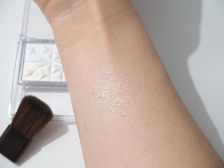 画像: ギラつかず上品。粉なのに“濡れツヤ”が叶う