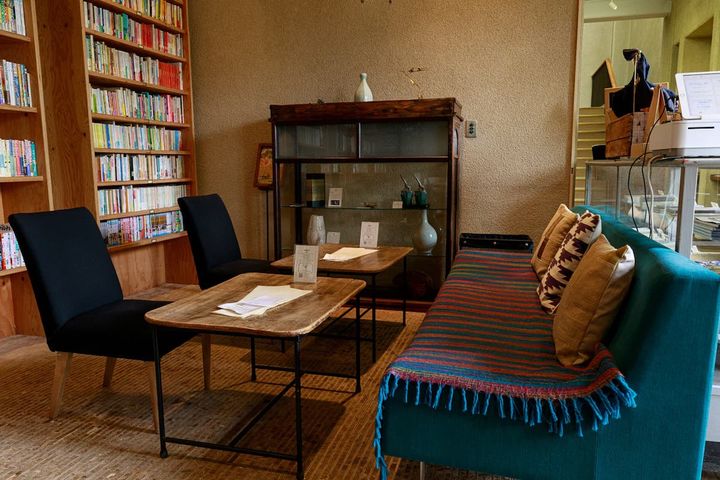 カラフルなソファが印象的なローテーブル席