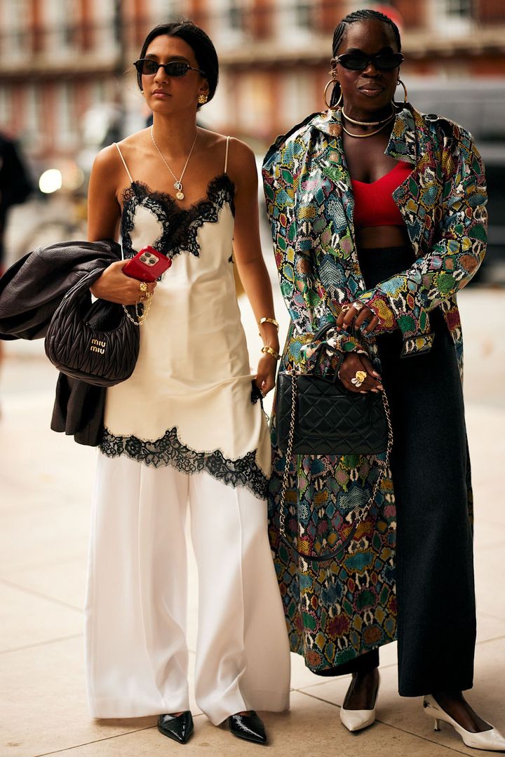 レーシートップと好バランス。ポインテッドシューズがモード感を引き寄せる。