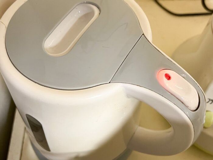 「え、こんなに汚れてたの！？」電気ケトルが新品みたいにピカピカに。ズボラさんでも簡単掃除♪