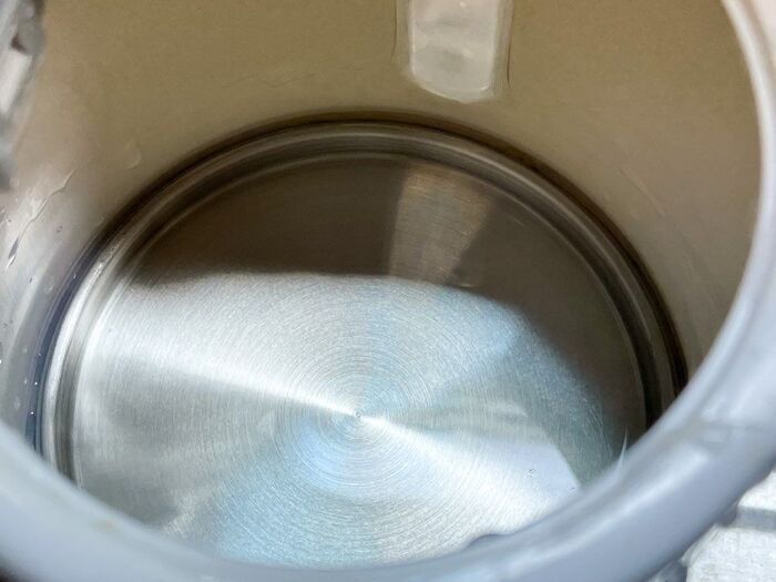 「え、こんなに汚れてたの！？」電気ケトルが新品みたいにピカピカに。ズボラさんでも簡単掃除♪