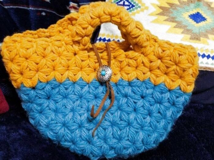 【100均毛糸で作る】ぷっくり模様がかわいいリフ編の「ツートンバッグ」。秋冬のお出かけにおすすめです♪