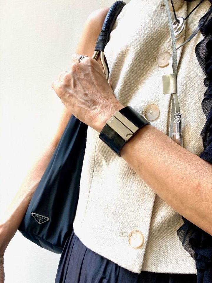 バングルはSTUDIO CHERIE