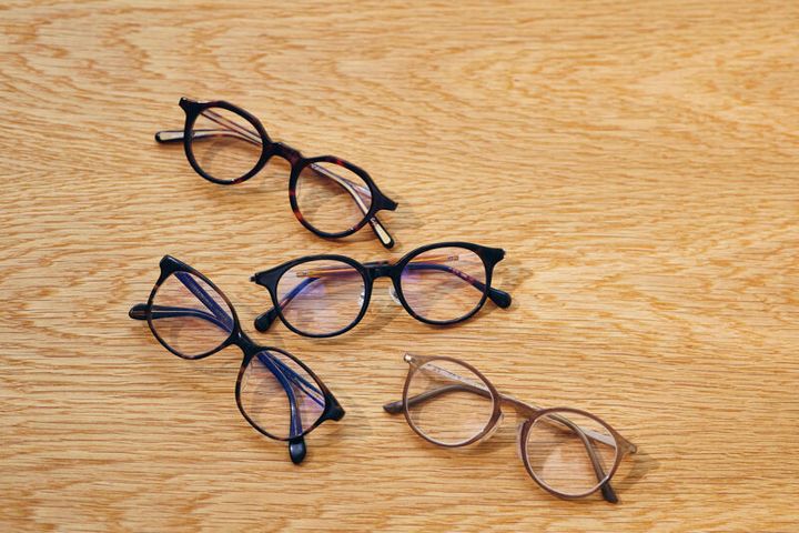 上から、ワンスリーコンパウンドフレームのもの、ゾフで初めて作った老眼鏡、軽くて使い勝手のいいビグラッドのベージュフレーム。左はオリバーピープルズ。着用分は友人のNY土産。