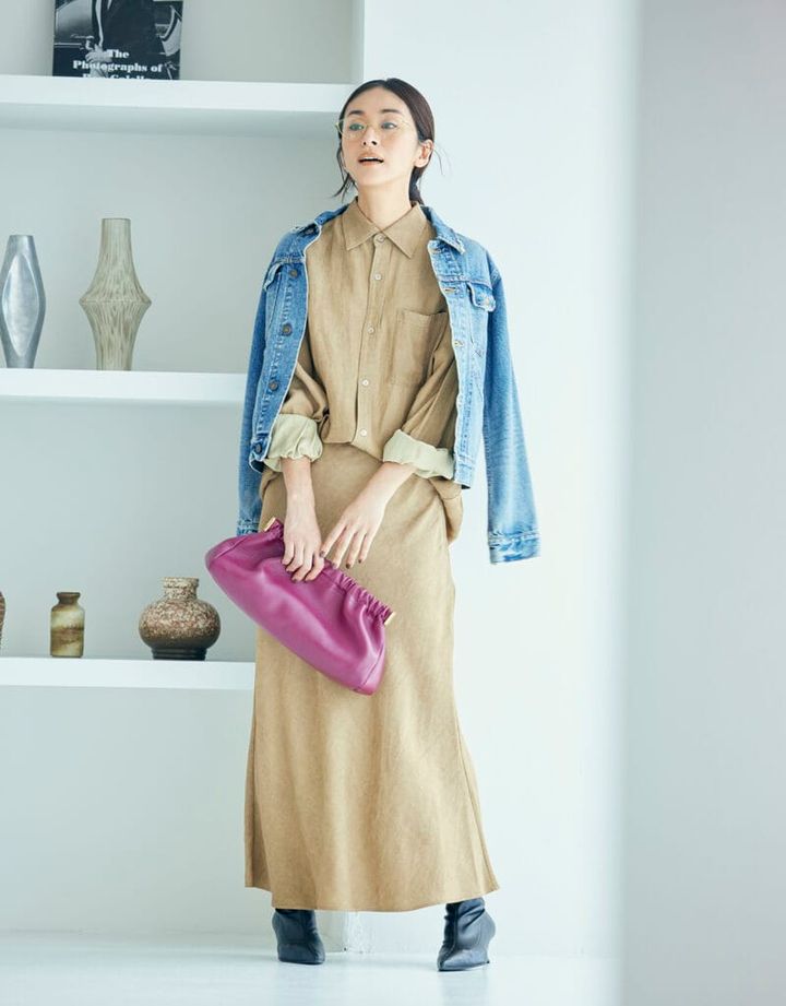 ジャケット4万4000円、シャツ2万9700円、スカート2万9700円（すべてウィム ガゼット／ウィム ガゼット ルミネ新宿店） 眼鏡5万4780円（オリバーピープルズ／ルックスオティカジャパン カスタマーサービス） バッグ6万6000円（トラモンターノ）、ブーツ4万7300円（ファビオ ルスコーニ／ともにピモンテ）