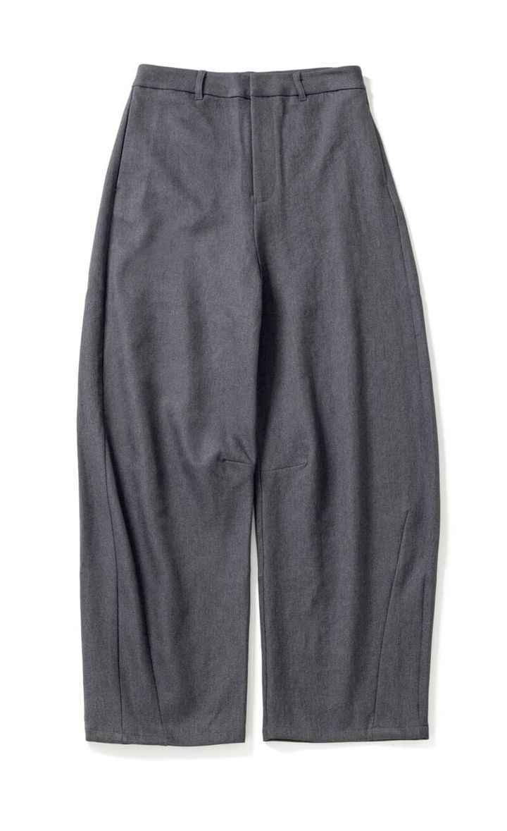 旬なカーブシルエット。パンツ6589円（ユアーズ）