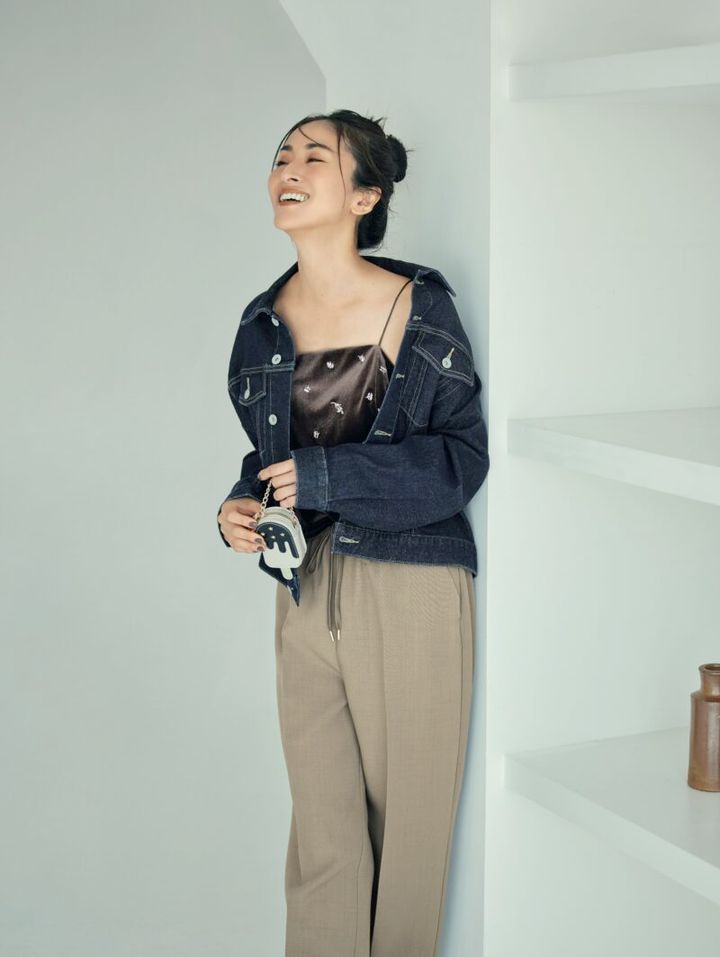 デニムジャケット9350円、ビスチェ4979円、パンツ5479円、バッグ2989円（すべて オペーク ドット クリップ／ワールド プレスインフォメーション）