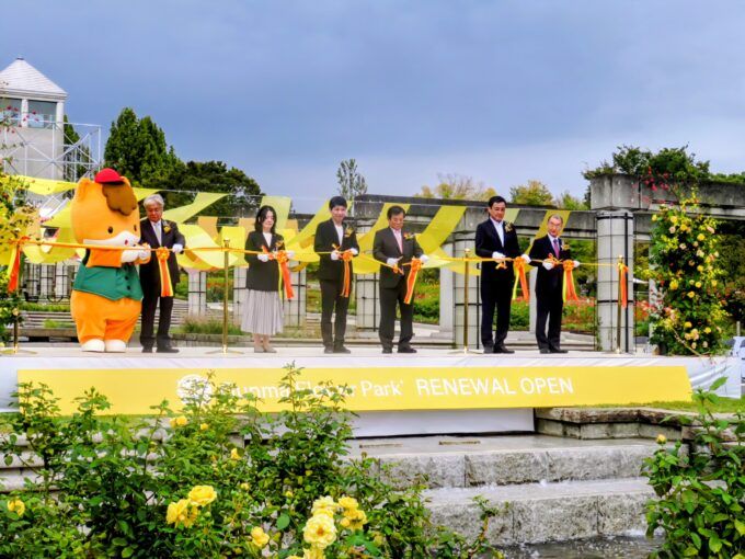 テープカットの模様