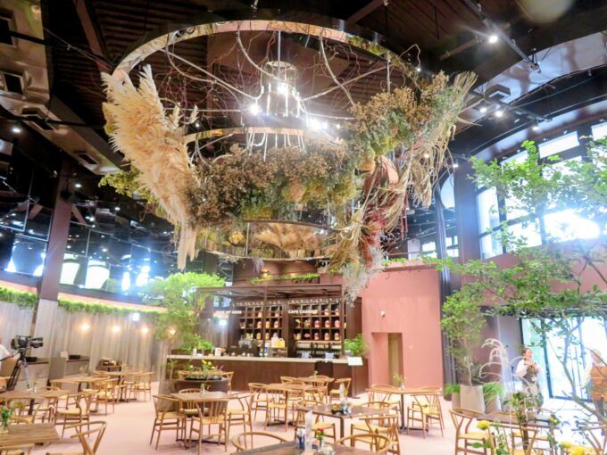 ドライフラワーのシャンデリアがあるフラワーホール