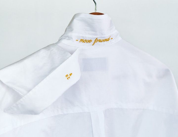 衿裏と袖口に刺しゅうがあり、衿を立てて着たときのワンポイントになるのがおしゃれ。