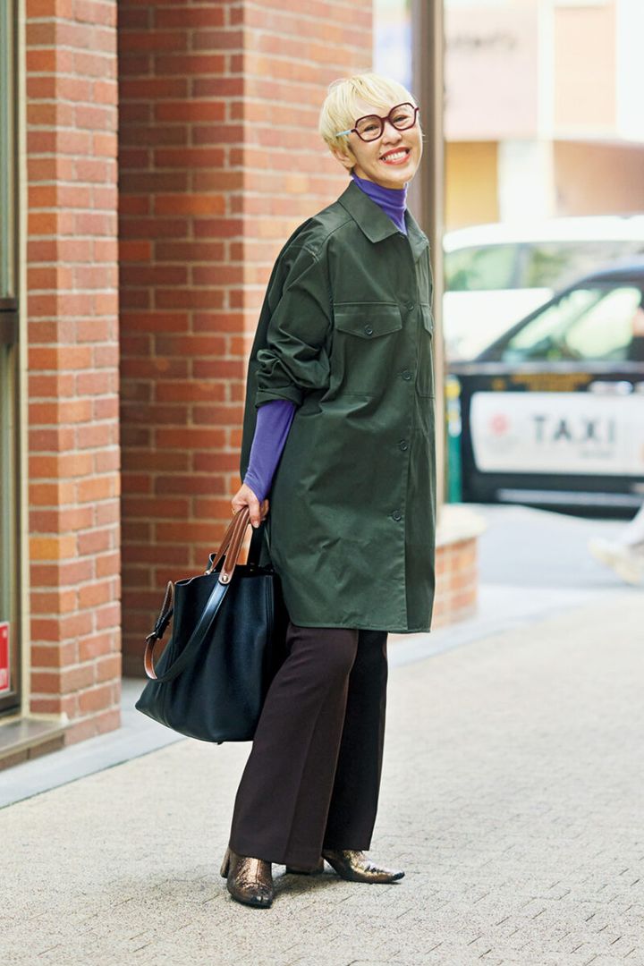 コート、パンツ／ともにユニクロ、タートルネック／アダム エ ロペ、 バッグ／メゾン マルジェラ、シューズ／アメリ ヴィンテージ