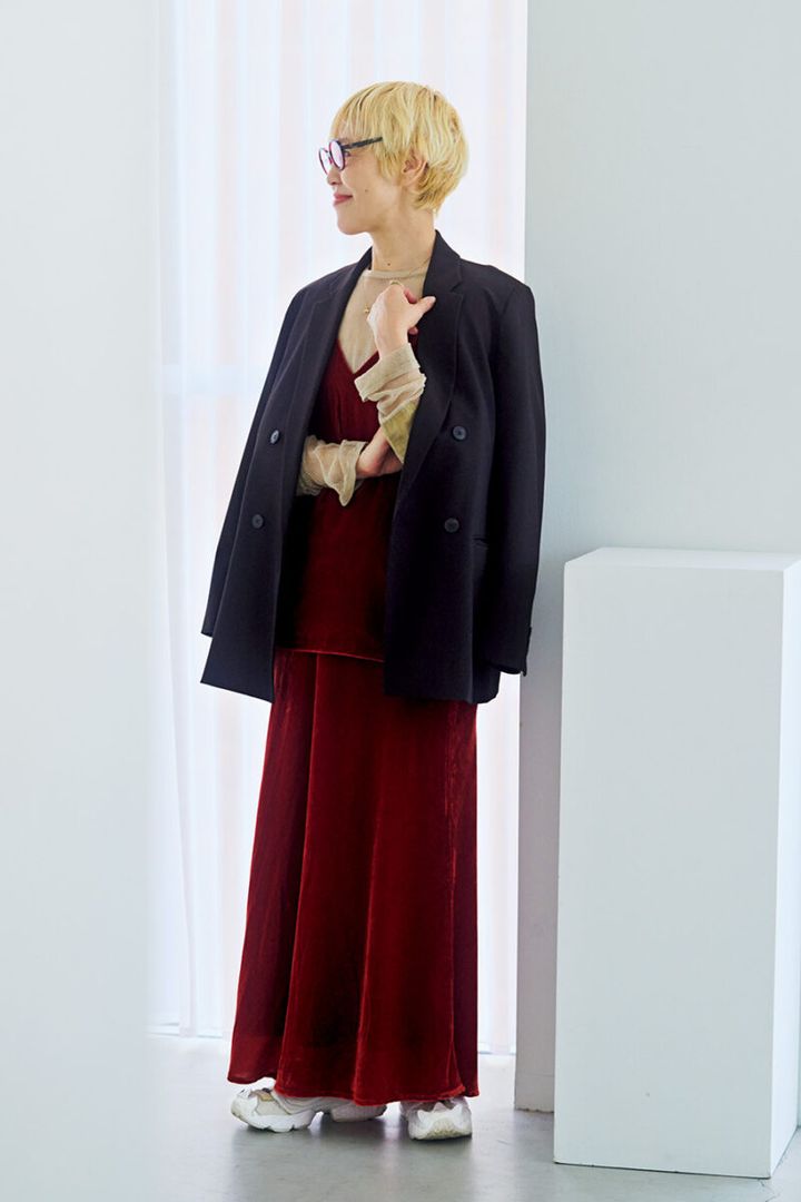 赤のセットアップ／クラネ、インに着たメッシュトップス／アンスクリア、ジャケット／ユニクロ、スニーカー／メゾン マルジェラ