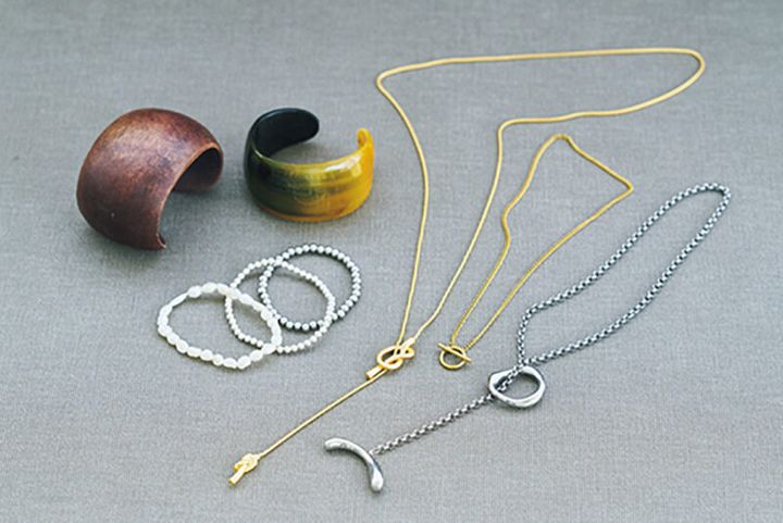 アクセサリーはつけ外ししやすいものが◎。