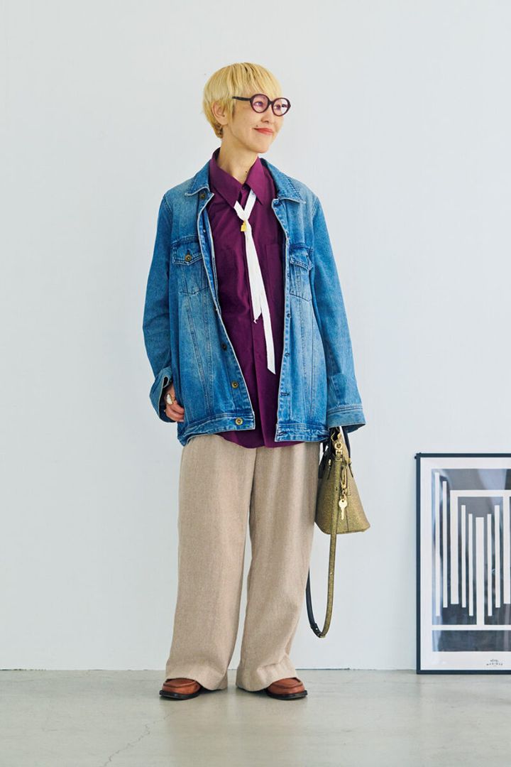 シャツ／ユニクロ、パンツ／無印良品、デニムジャケット／リサイクルショップで購入、バッグ／メゾン マルジェラ、シューズ／ロエベ