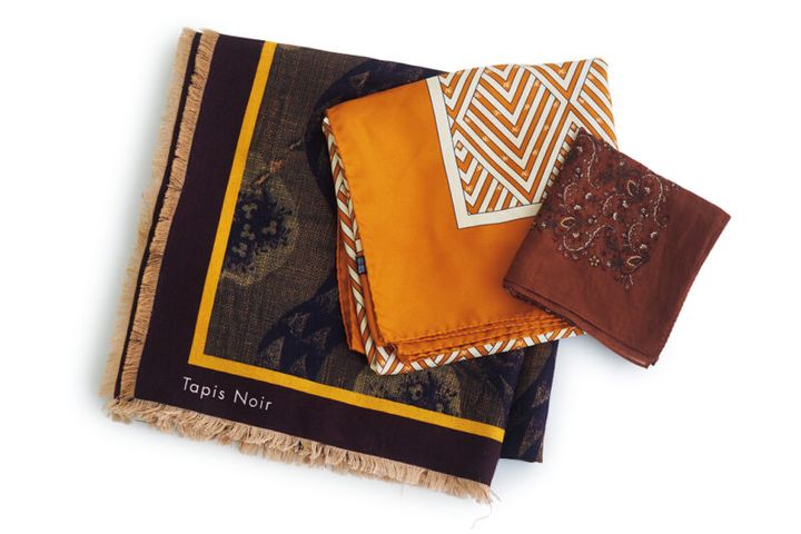 ストールやスカーフはサイズ違いがあれば、首や腰にさらっと巻けます。 左の2つはエイネス、右はユニクロ。