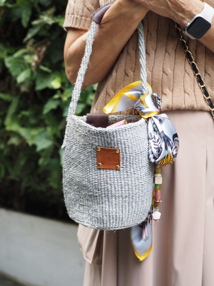 シルバーの編みバッグ