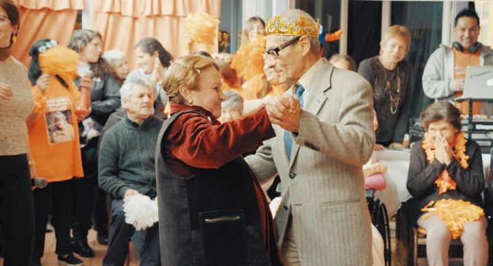 老人ホームも出演者も任務もすべて実在する一風変わった映画。『83歳のやさしいスパイ』©2021 Dogwoof Ltd - All Rights Reserved