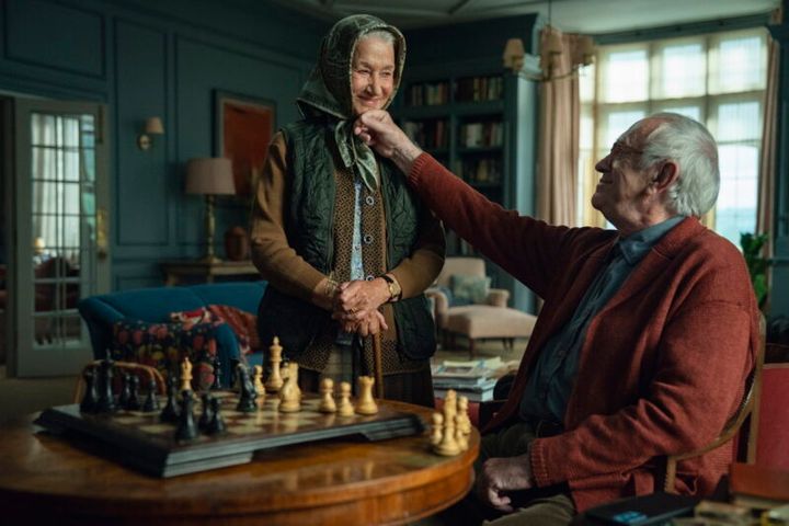 ヘレン・ミレン演じる主人公の夫役でジョナサン・プライスが共演。Netflix映画『木曜殺人クラブ』独占配信中