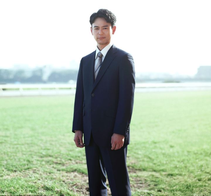 俳優の妻夫木聡さん（44）が主演を務めるTBS系の日曜劇場「ザ・ロイヤルファミリー」（日曜午後9時）の第1話が12日、15分拡大で放送されました。仕事で挫折した税理士、栗須栄治（妻夫木さん）が、ある出来事ことから競馬の世界に足を踏み入れるストーリーが描かれ、第1話はXでトレンド首位となるなど大きな話題となりました。