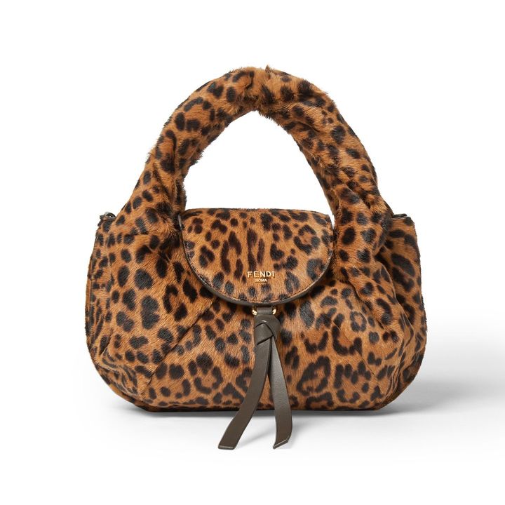 「ミニ フェンディ スパイ」¥ 438,900 ／FENDI（フェンディ ジャパン 0120-001-829）