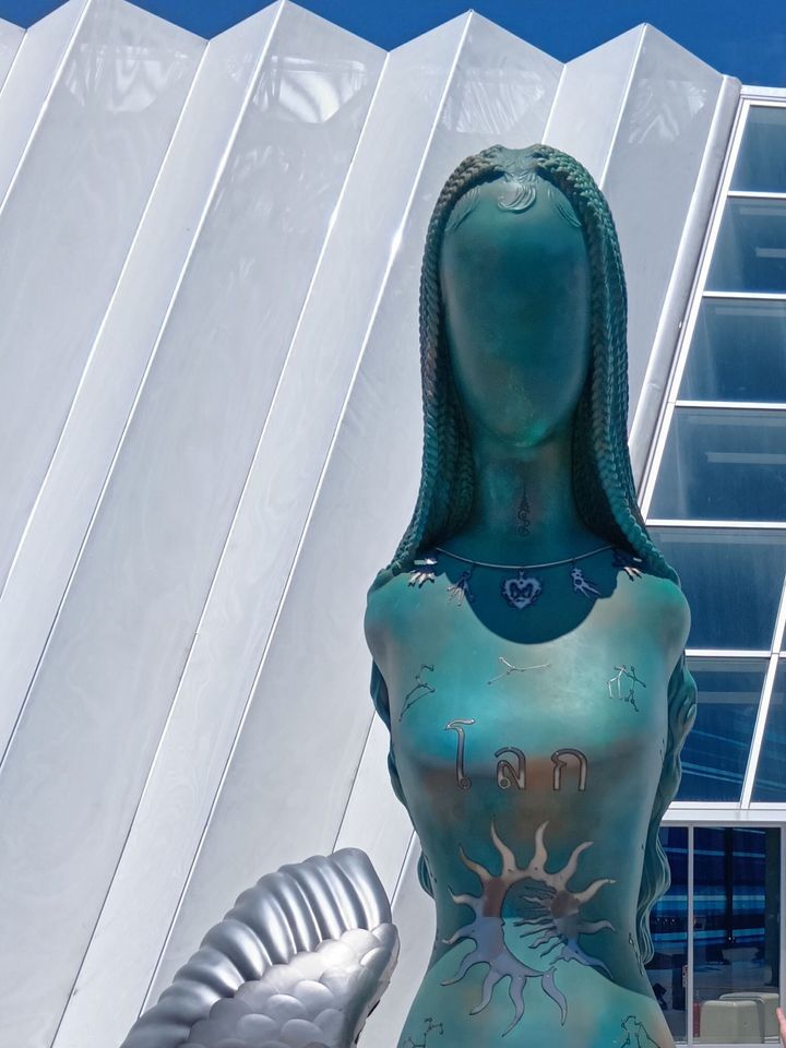 こちらはとても大きなアート作品です！その名も「顔を失った人魚」！存在感が抜群で、近くで見ると圧倒されますよ。