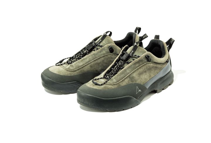 『ROA』のハイキングシューズ「Cingino」をベースに、タウンユースでも違和感のないルックスに仕上げたハイブリッドスニーカー。